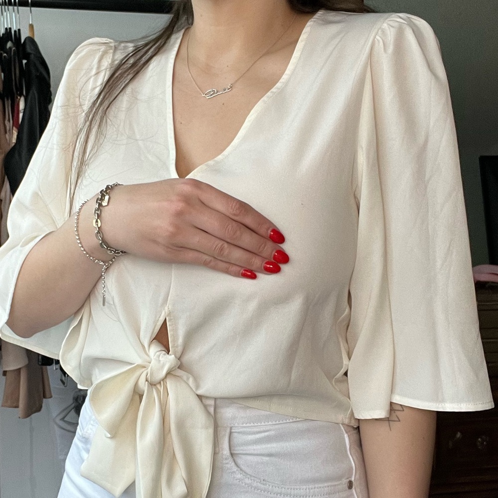 White blouse - Picture 2 of 5